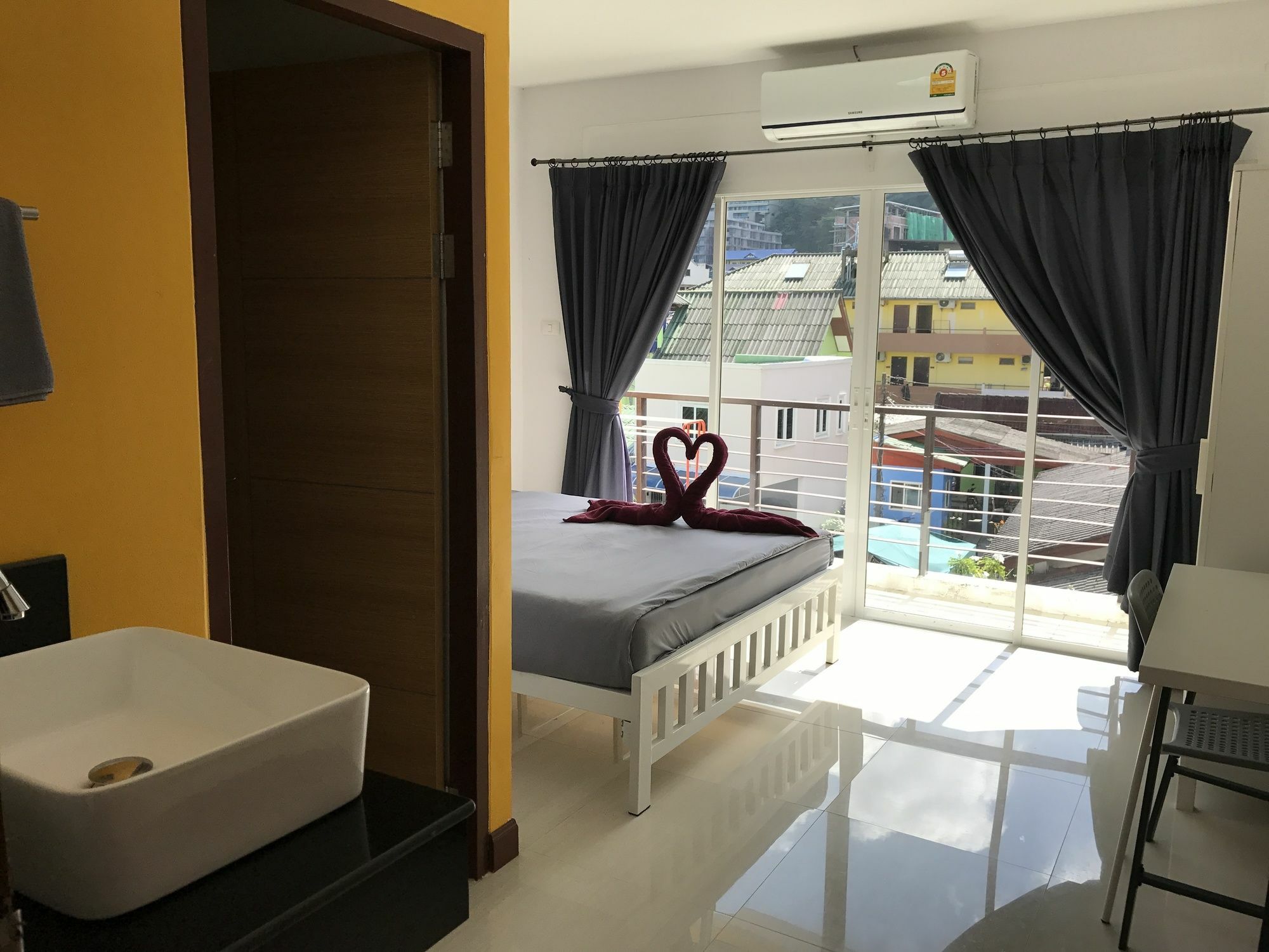 Bedbox Guesthouse And Hostel Patong Exteriör bild