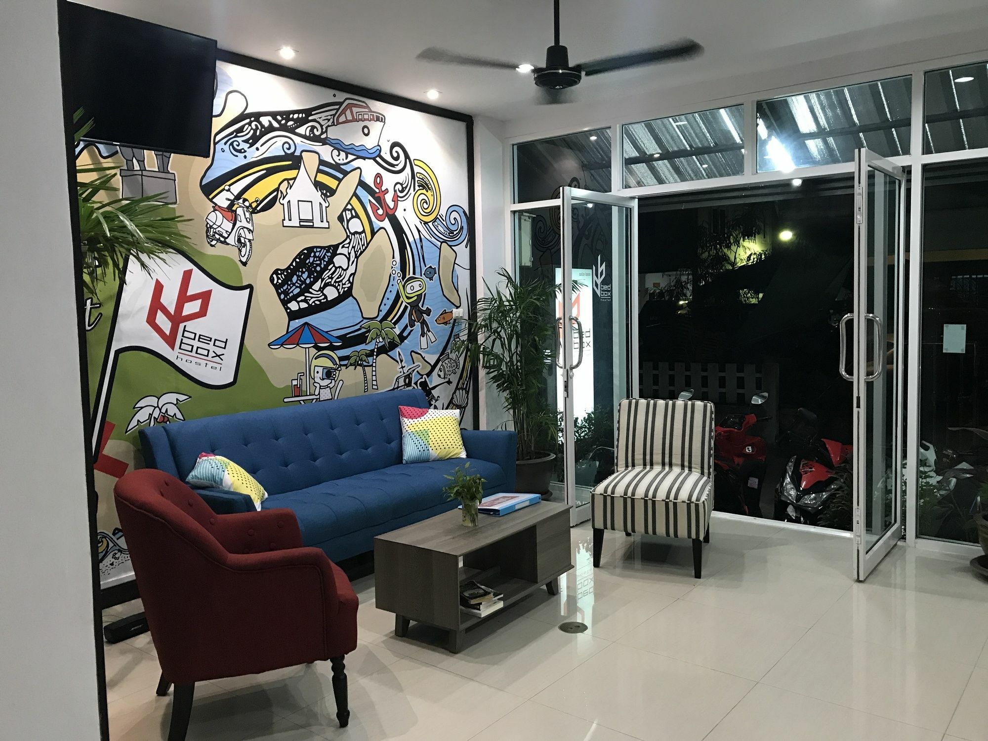Bedbox Guesthouse And Hostel Patong Exteriör bild